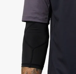 Race Face Indy Elbow Guard - Stealth -Castelli Store Blk4