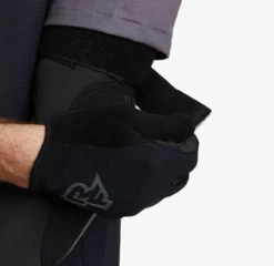 Race Face Indy Elbow Guard - Stealth -Castelli Store Blk5