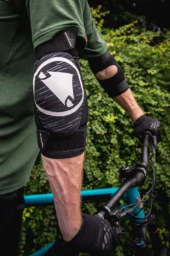 Endura SingleTrack II Elbow Protectors - Black 8 Endura SingleTrack II Elbow Protectors - Black -Castelli Store e1254 detail bp03