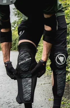 Endura SingleTrack Shin Protector II - Black -Castelli Store e1255 detail bp04