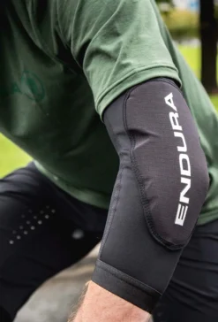 Endura SingleTrack Lite Elbow Protector II - Black -Castelli Store e1257 detail bp06